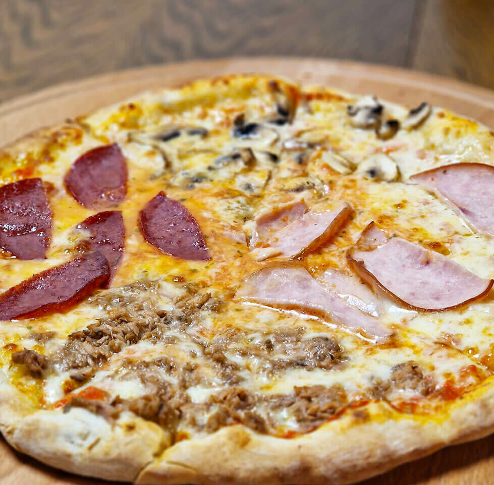 pizza 4-jahreszeiten mit Pilzen, Hinterschinken, Salami und Thunfisch