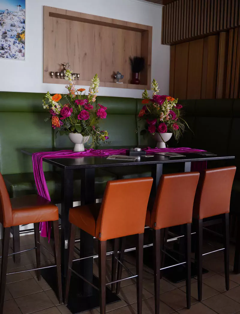 Tisch mit Stühlen in einem Restaurant